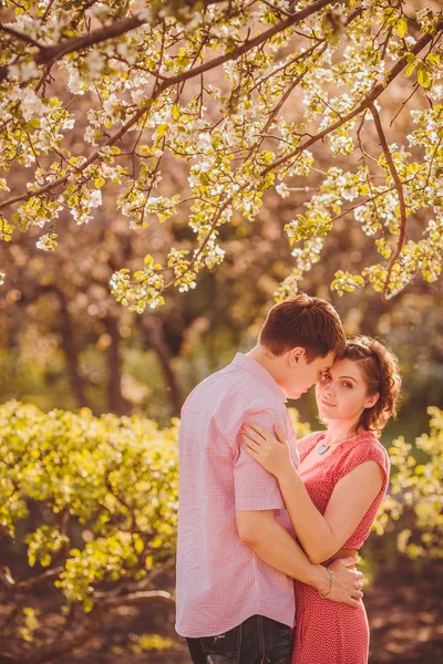 Portrait de jeune couple dans le parc — Photo