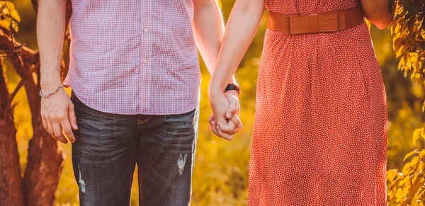 Retrato de pareja joven en el parque — Foto de Stock