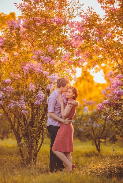 Porträt eines jungen Paares im Park — Stockfoto