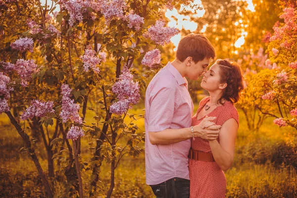 Portrét mladého páru v parku — Stock fotografie