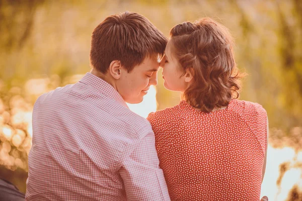 Retrato de pareja joven en el parque — Foto de Stock