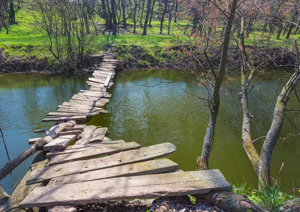 Puente de madera sobre el río — Foto de Stock