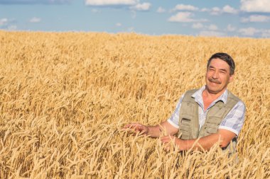 mutlu gülümseyen beyaz yaşlı çiftçi