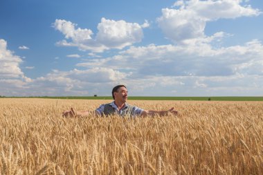 mutlu gülümseyen beyaz yaşlı çiftçi