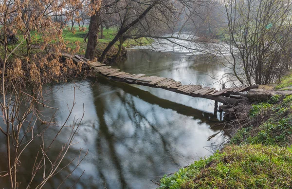 Дерев'яний міст через річку — стокове фото