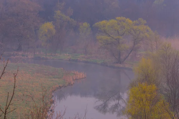 Mal tiempo por la mañana en el río —  Fotos de Stock