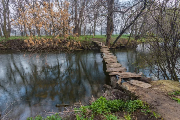Деревянный мост через реку — стоковое фото