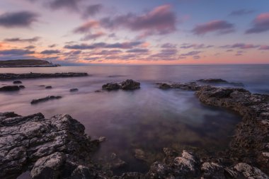 Sahilde gün batımı.