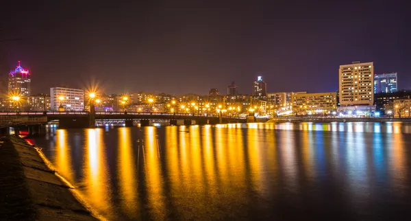 Evening shot of promenade on the river Kalmius — Stock Photo, Image