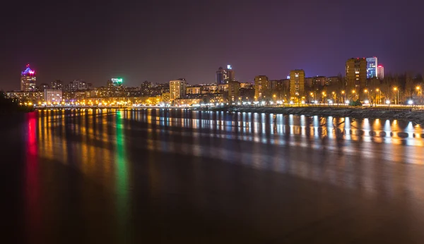 晚上拍摄的河 kalmius 的海滨长廊 — 图库照片