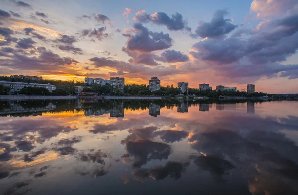 Abendaufnahme der Promenade am Fluss Kalmius — Stockfoto