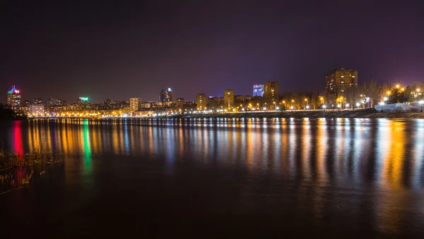 's avonds schot van promenade aan de rivier kalmius — Stockfoto