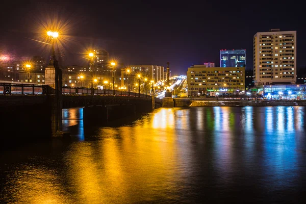 Vue en soirée de la promenade sur la rivière Kalmius — Photo