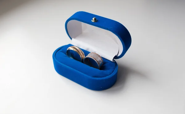 Imagem de anéis de casamento em uma caixa de presente — Fotografia de Stock