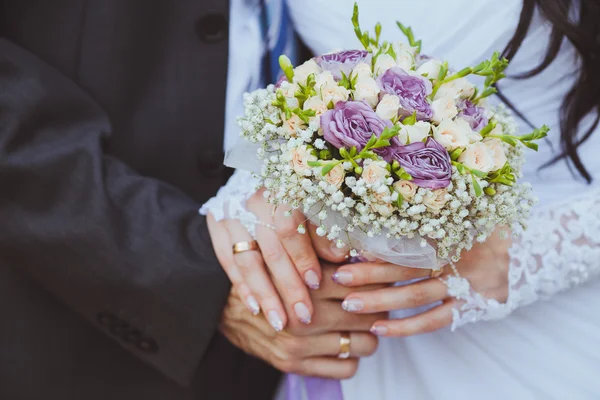 Gelin ve damat yüzüklerini gösterilen — Stok fotoğraf