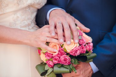 Gelin ve damat yüzüklerini gösterilen