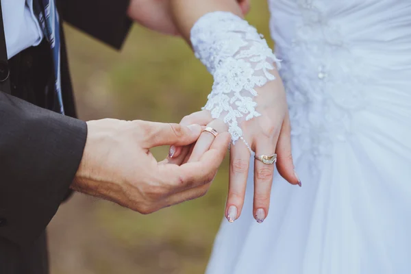Ona evlilik yüzüğü tak — Stok fotoğraf
