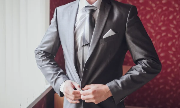 Groom getting ready in suit — Stock Photo, Image