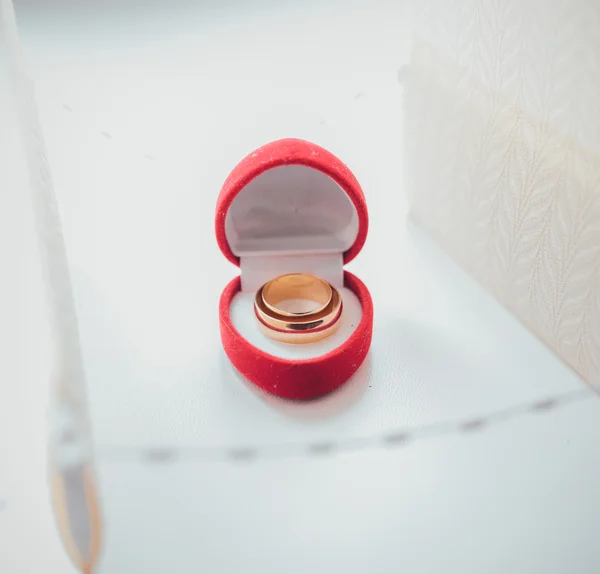 Imagen de los anillos de boda en una caja de regalo — Foto de Stock