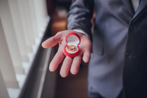 订婚戒指或手中的礼物 — 图库照片