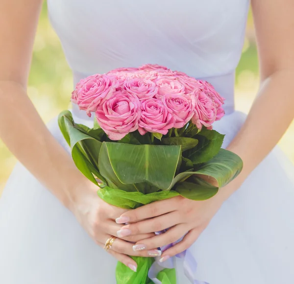 Wedding bouquet in hands of the brid — Stock Photo, Image