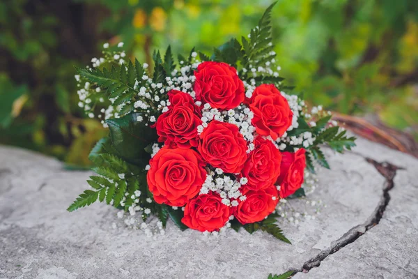 Bouquet de mariage entre les mains de la mariée — Photo