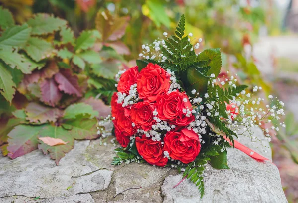 Ramo de bodas en manos del híbrido — Foto de Stock