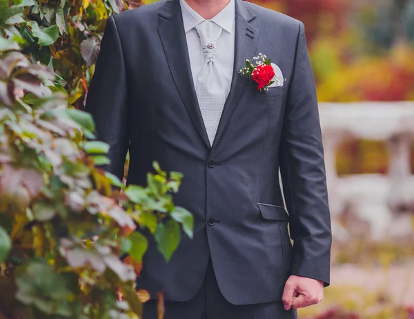 Novio preparándose en traje — Foto de Stock