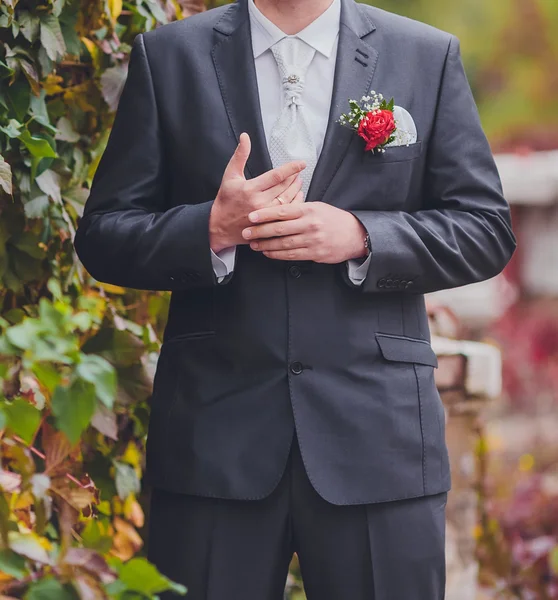 Bräutigam macht sich im Anzug bereit — Stockfoto