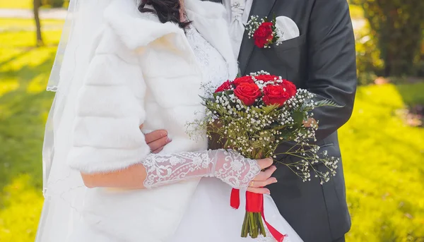 Невеста и жених показывают свои кольца — стоковое фото