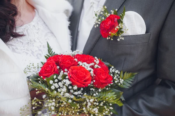 Невеста и жених показывают свои кольца — стоковое фото