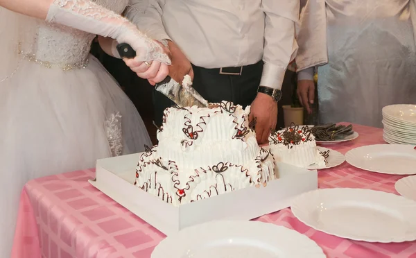 Mariée et marié Couper le gâteau de mariage — Photo