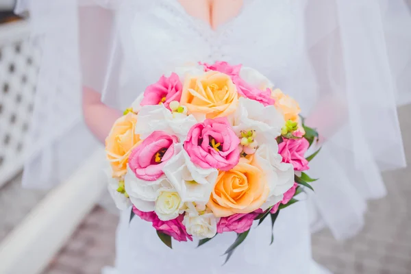 Ramo de bodas en manos del híbrido —  Fotos de Stock