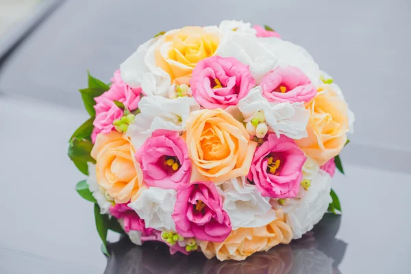 Wedding bouquet in hands of the brid — Stock Photo, Image