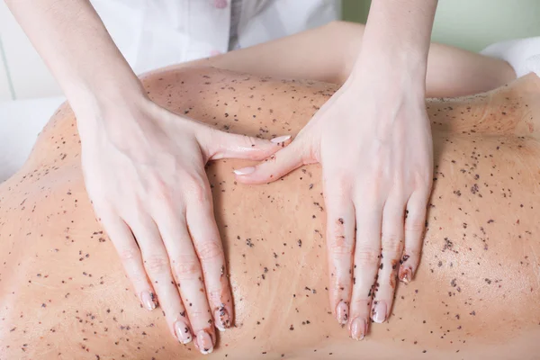 Mujer recibiendo un masaje de chocolate en el spa — Foto de Stock