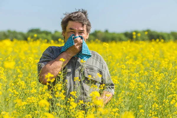 Man in the field suffers from allergies — Stock Photo, Image