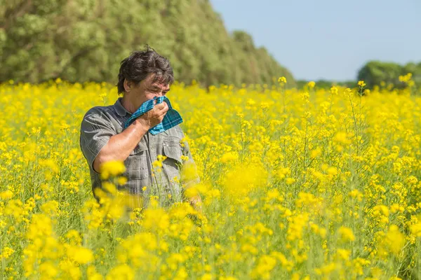 Man op het terrein lijdt allergieën — Stockfoto