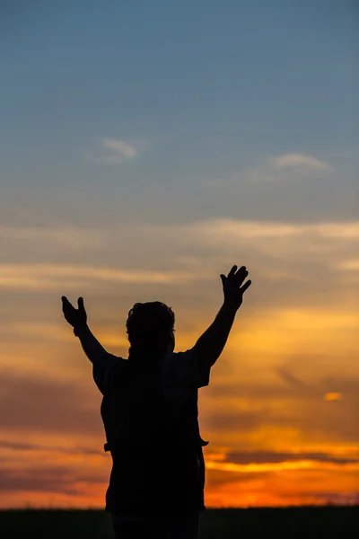 Silhouet van man die in een veld — Stockfoto