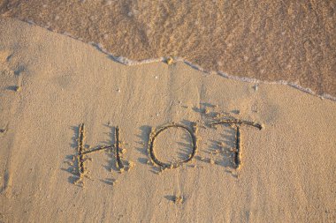 güneş ışığı bulut ve sahilde sıcak.