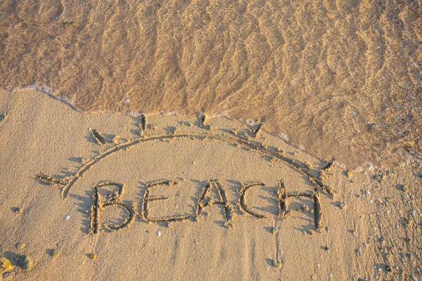 Palavra Praia escrito na praia — Fotografia de Stock