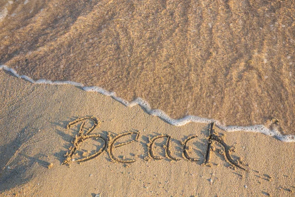 Word Beach escrito en la playa — Foto de Stock