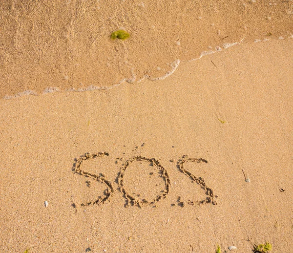 S.o.s. geschreven in het zand — Stockfoto