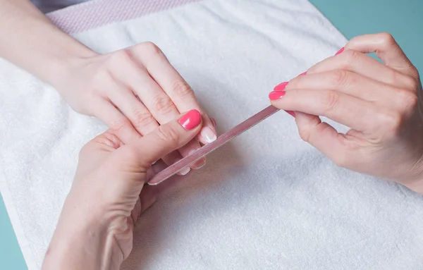 El cuidado tierno de las uñas en el salón — Foto de Stock