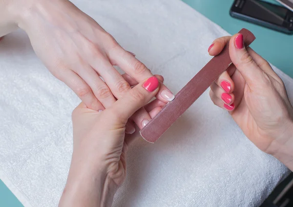 Zachte verzorging van nagels in een salon — Stockfoto
