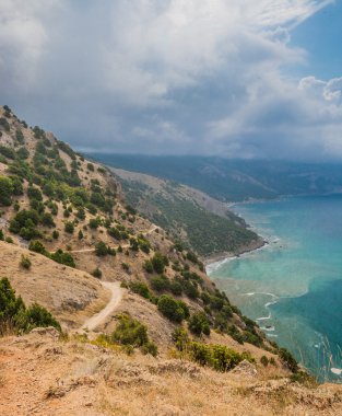plaj kayalar ve deniz arasında.