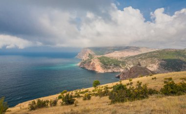 plaj kayalar ve deniz arasında.
