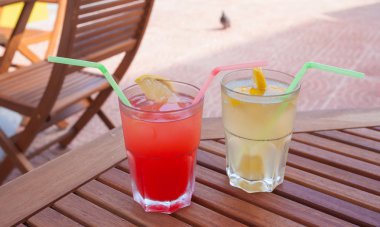 Kırmızı ve sarı kokteyl