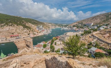 plaj kayalar ve deniz arasında.