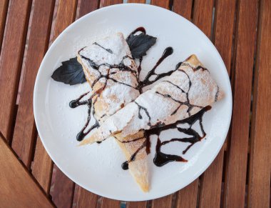 parça çikolatalı vişneli turta.