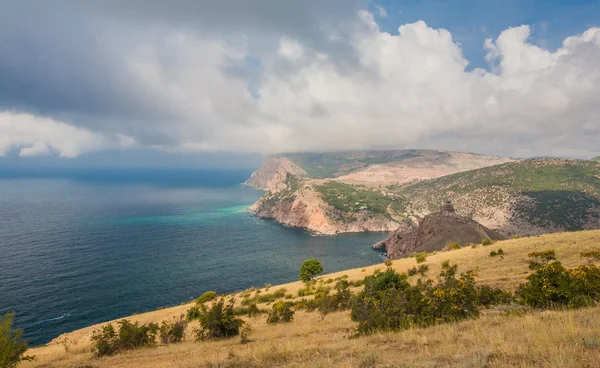 Playa entre rocas y mar . —  Fotos de Stock